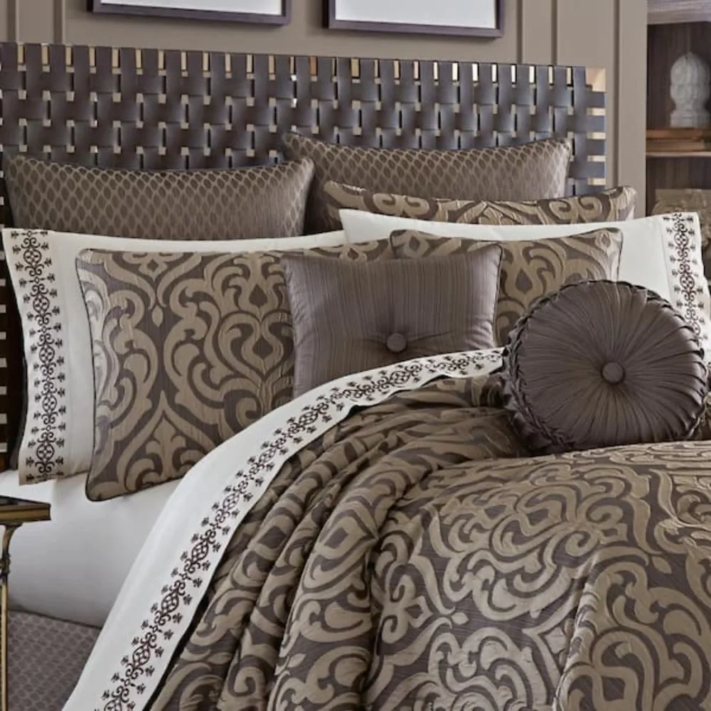 J. Queen New York Astoria Queen 4 Piece Comforter Set NWT
